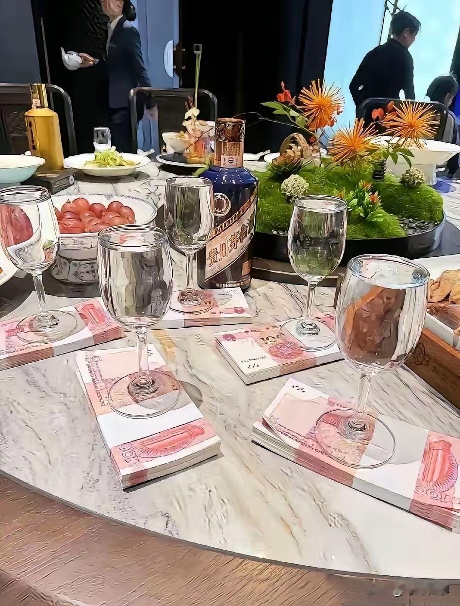 这个公司年会搞得还挺别出心裁，喝一杯白酒拿一个W，不过这个钱可不好拿，这一杯下来