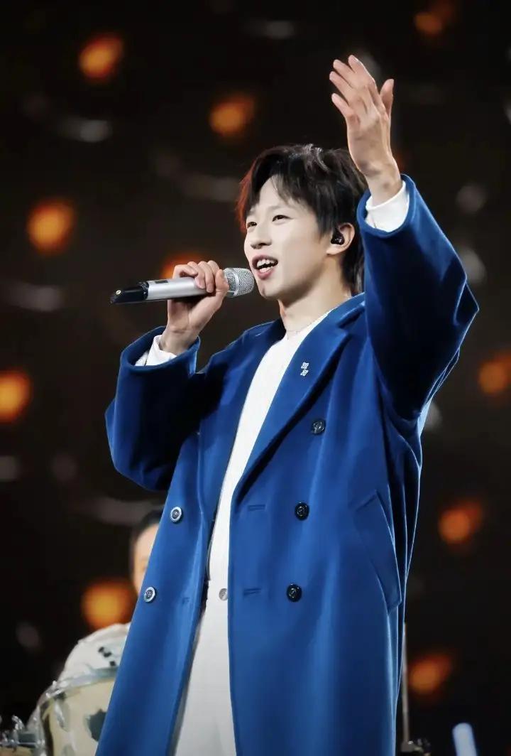 【央妈严选跨年演唱会，林高远唱歌远超运动员跨界水准】稳定的音准、地道的粤语发音，