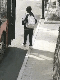 救命喜糖！女孩刚下车就瘫软，司机一把糖救场，仨学生当场组成守护队真把人看暖