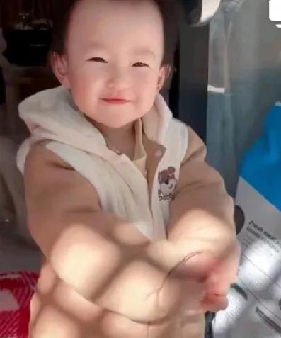 你们发现没？王思聪其实挺在意闪闪的！虽然他到现在都没公开说“这是我女儿”，但