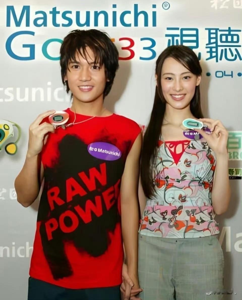 梁洛施16岁出道时的照也太成熟了吧！说16岁我真不敢信，看着像25、26岁，没想