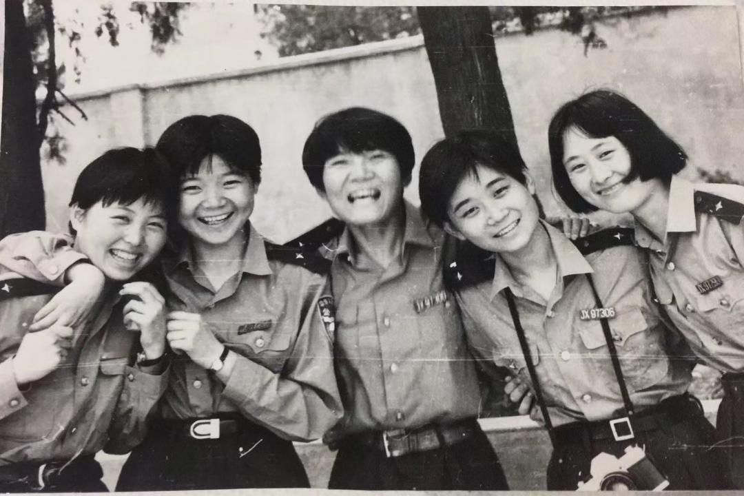 没能从警的警花！上世纪90年代，我的邻居家的小妹长得清秀可人，在市重点初中上学