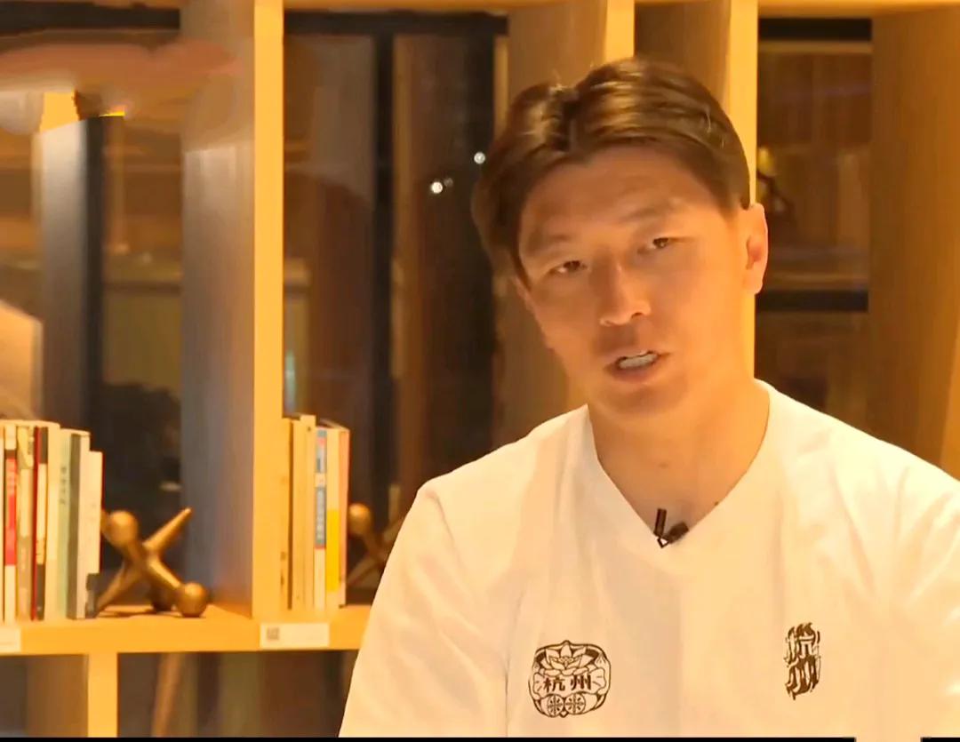 前国脚杨旭爆了一个料。他在直播间表示，在以前很多国内球员经常是30岁左右就退役