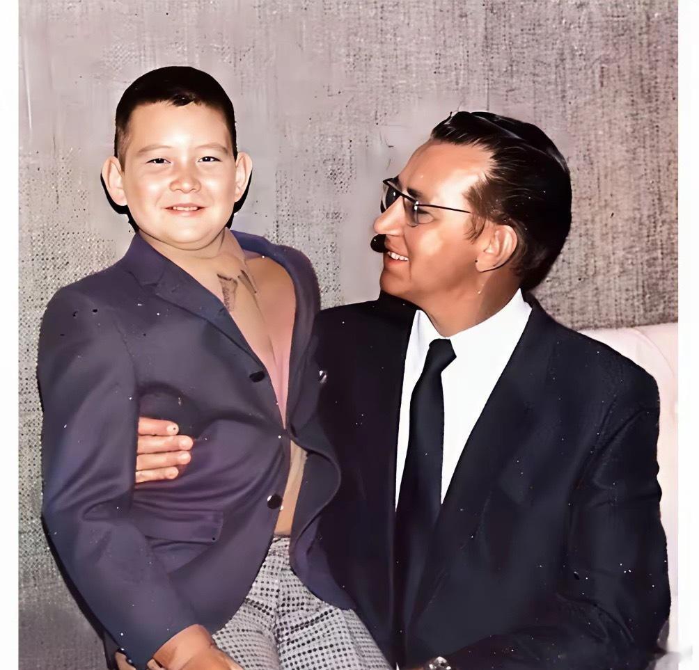 这是费翔小时候与他的父亲费伟德的一张珍贵合影，拍摄于上世纪六十年代末。真是惊艳了