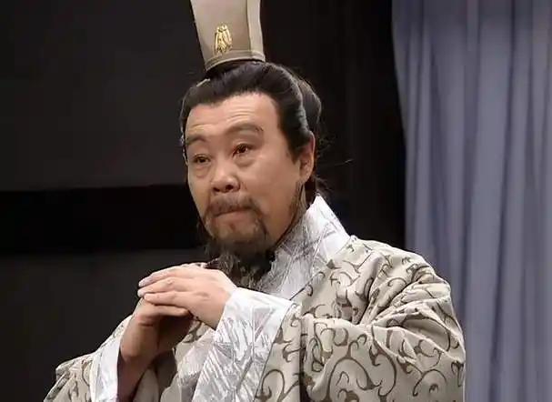 三岁让梨的孔融，在三国时期有何表现，曹操为何要杀他全家？大家都知道三岁让梨的