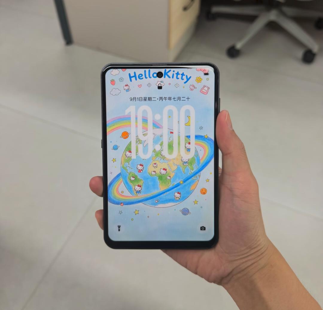 没想到率先跟进并量产阔直板机的是酷派，999元起-处理器：联发科Heli
