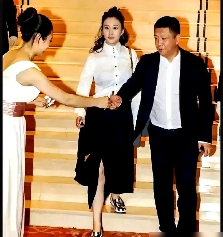 50岁在机场被认成她女儿，她掏出块26块钱的香皂说就靠这个。李小冉把蜂胶皂往化
