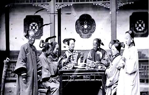 1904年，通房丫鬟李氏，站着侍奉丈夫与正妻长达33年。这日，她正在盛饭。