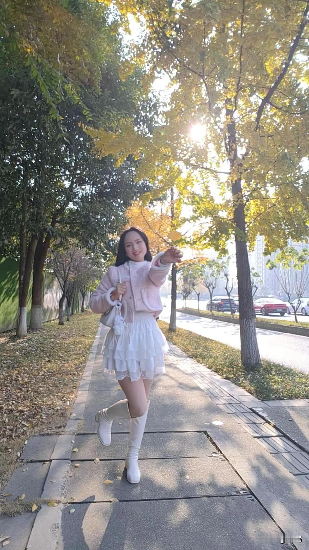 秋日漫步在落叶小径，阳光洒下，这场景简直绝了！就像有个24岁的甜美少女，为赴秋日