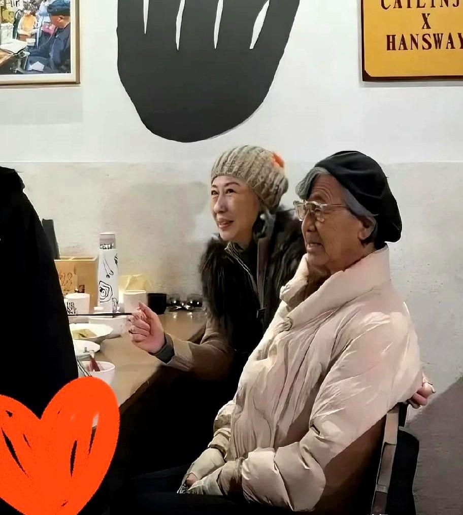 78岁林子祥街头嗦面，老得真实才吸粉12月18日，武汉江汉路老字号，九宫格早