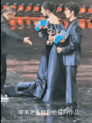 要不是肖战解围，杨幂不知道尴尬到什么时候！晚会合影的小插曲真的太考验临场反