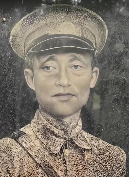 1950年，国军少将糜藕池起义后，积极配合解放军剿匪，谁知这天，几个公安人员找上