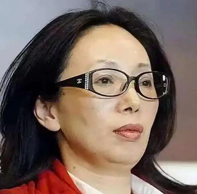 95亿女首富离婚，导火索竟是半瓶9000元红酒。 一瓶喝剩一半的红酒，价格9