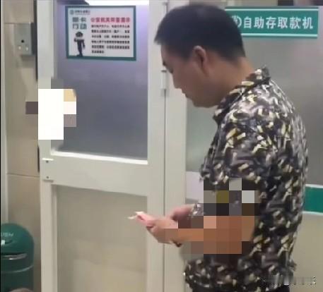 近日，湖南一女子蹲在银行自动取款机旁，无助地向家里打电话借钱，孩子生病花光了所有