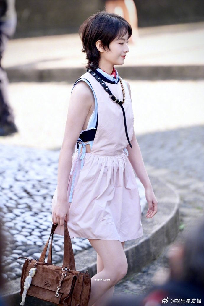 MiuMiu大秀刘浩存李庚希在刘浩存李庚希身上看到了最鲜活的少女感！✨刘浩存的