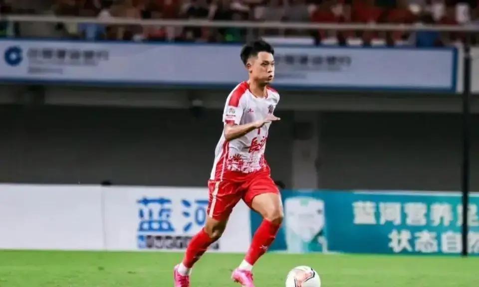 他拒绝了职业合同，因为这里一场球有四万人喊他名字。长沙队7号刘沛林，27岁