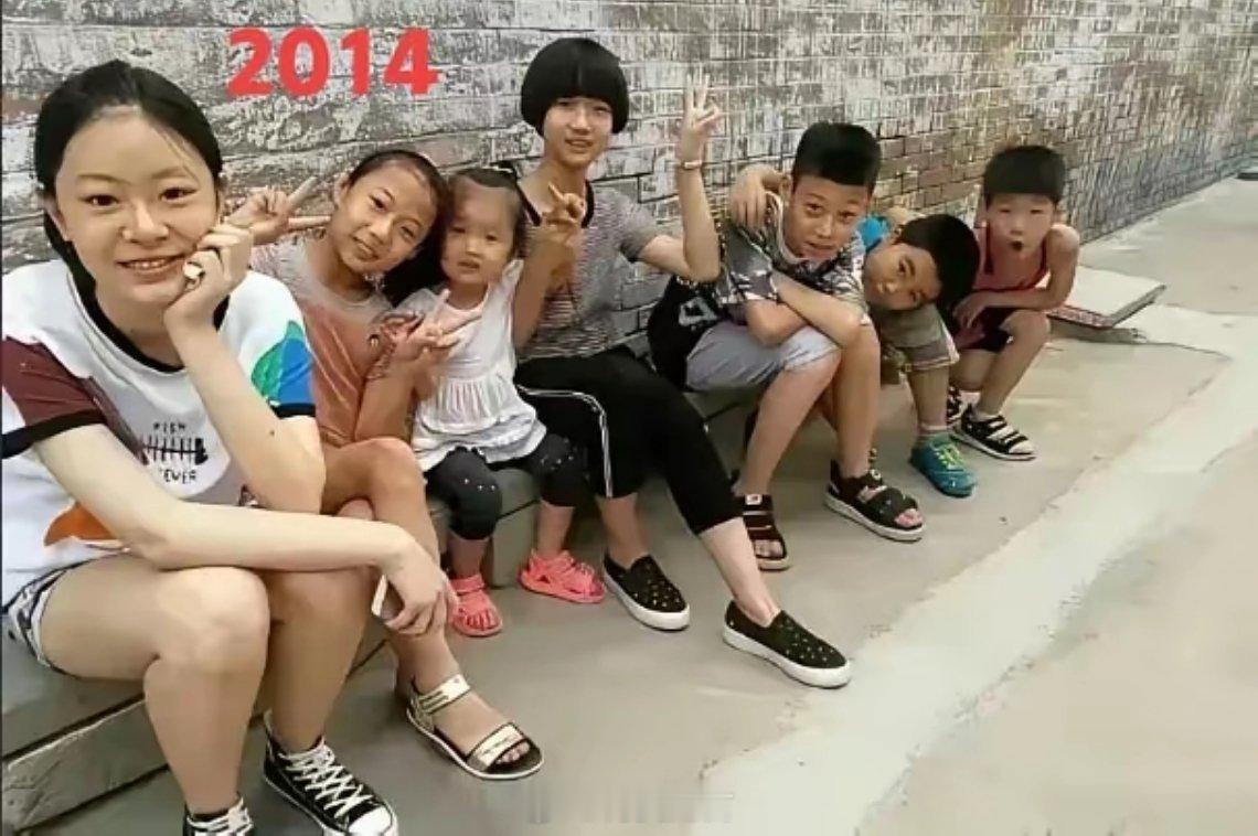 小时候你觉得长得很普通的，现在都成为美女帅哥了，果然还是生活条件变好了啊！