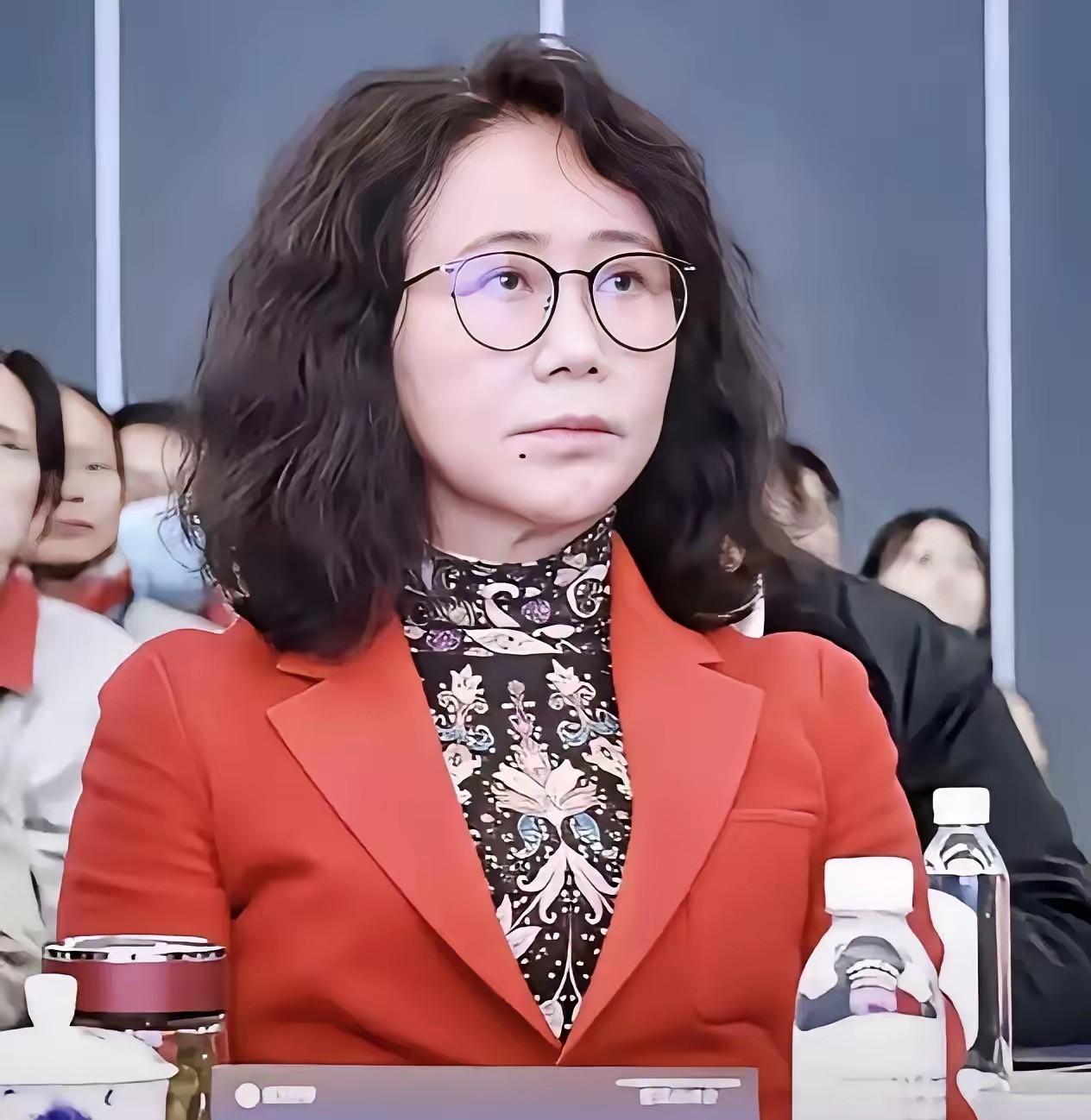 9月2日业绩说明会上，董事长周晓萍再次道歉，说正在整改。但一被问到“到底为什么裁
