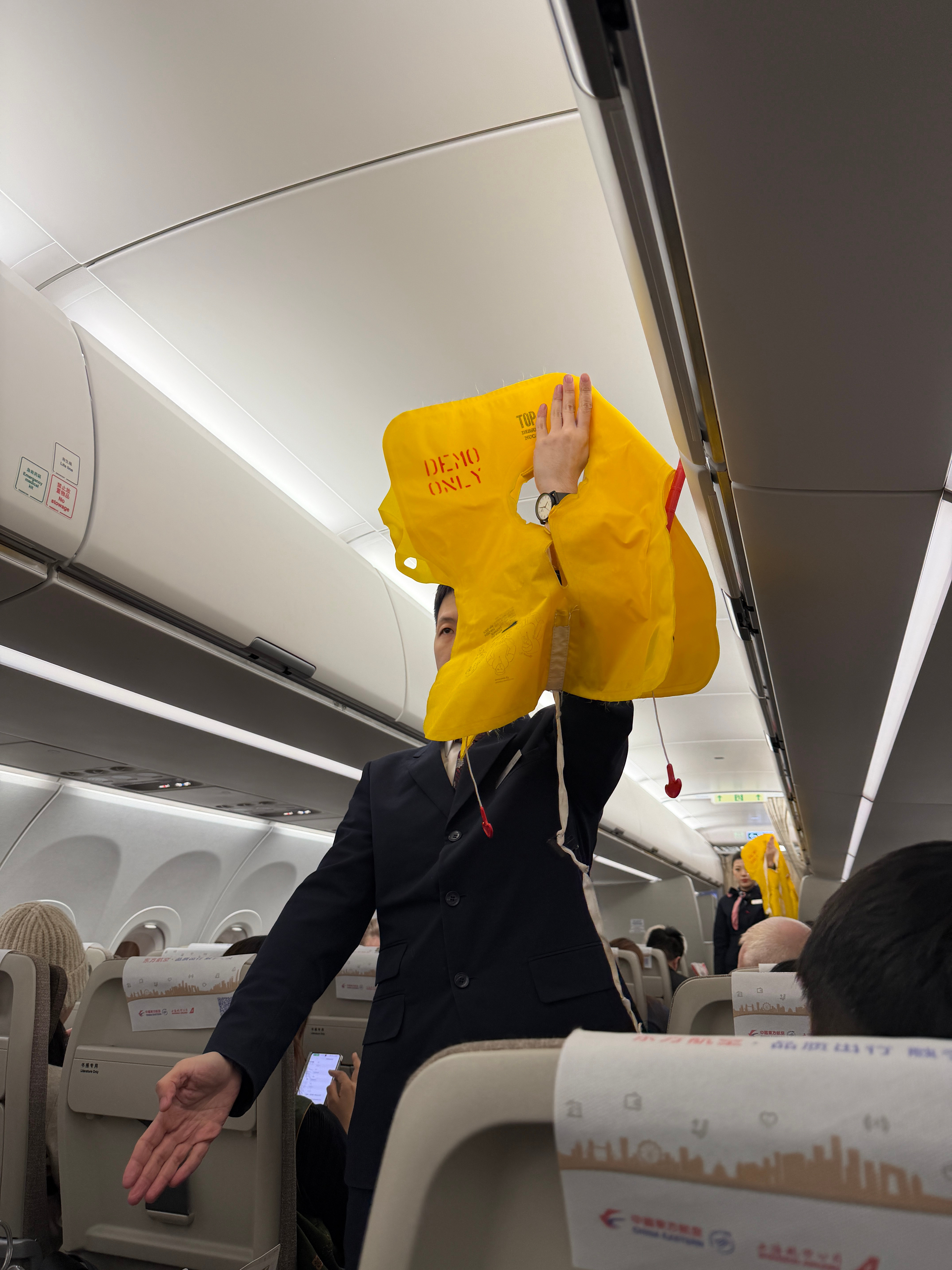 是说很久没在飞机上看到安全演示了还在纳闷呢突然意识到晚上的航线会经过海上哈尔滨