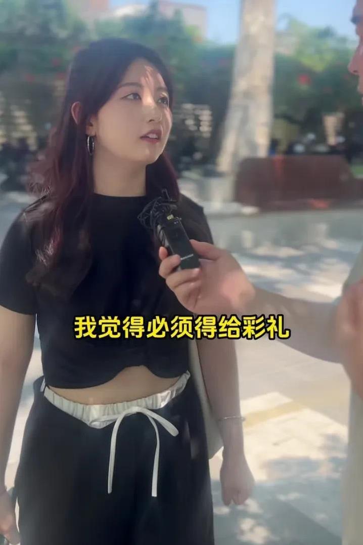 牛郎街访记者问：孩子跟你姓，但是不给你彩礼，你接不接受？女生：我接受不了，我觉