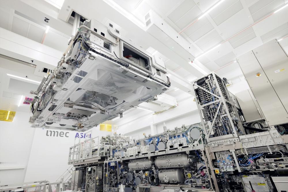 现在有一种观点，“光刻机当用，不要过度吹捧！”我们需要明白，现在要想大批量制