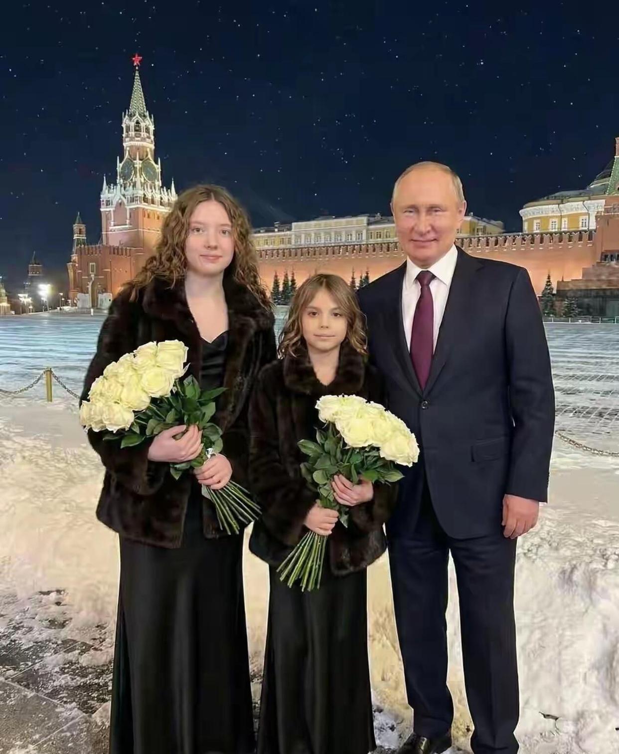 近期俄罗斯总统普京对外展示生活照。这是普京与女儿、外孙女合照。普京脸上洋溢着笑容