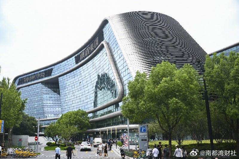 #携程联合创始人总裁范敏辞职#【携程去年净赚332亿元，回应反垄断调查，总裁、联