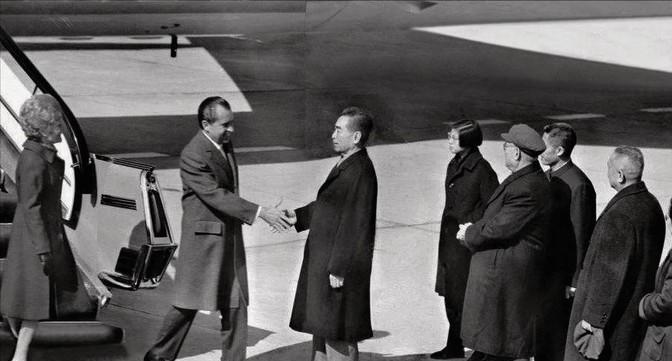1972年，周总理陪同美国总统尼克松吃饭，刚一块鸡肉，翻译说“处女鸡”，顿时场面
