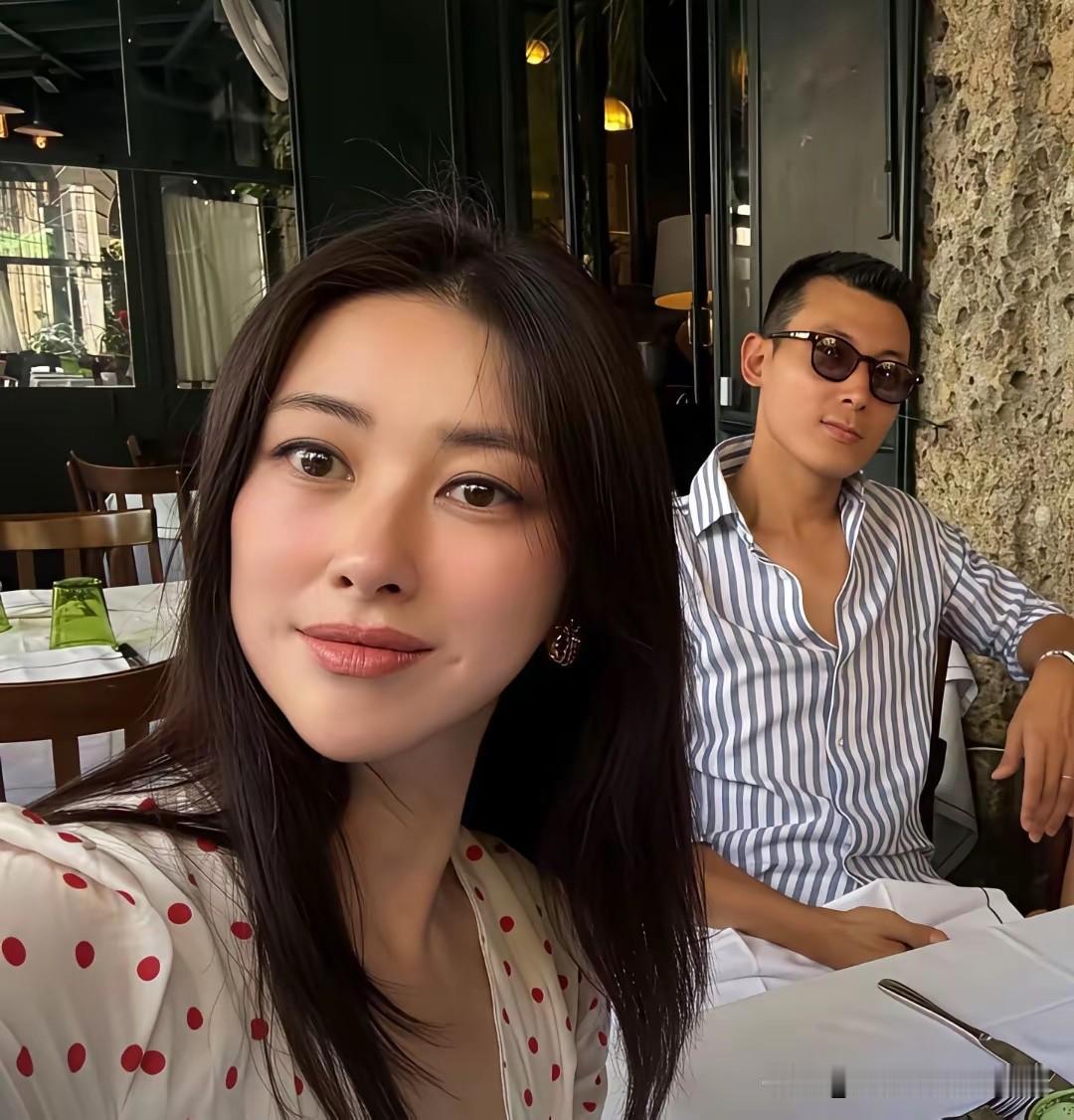一直都知道她漂亮，没想到她竟然这么出彩，这么近距离的怼脸拍，朱珠也能扛得住镜头，
