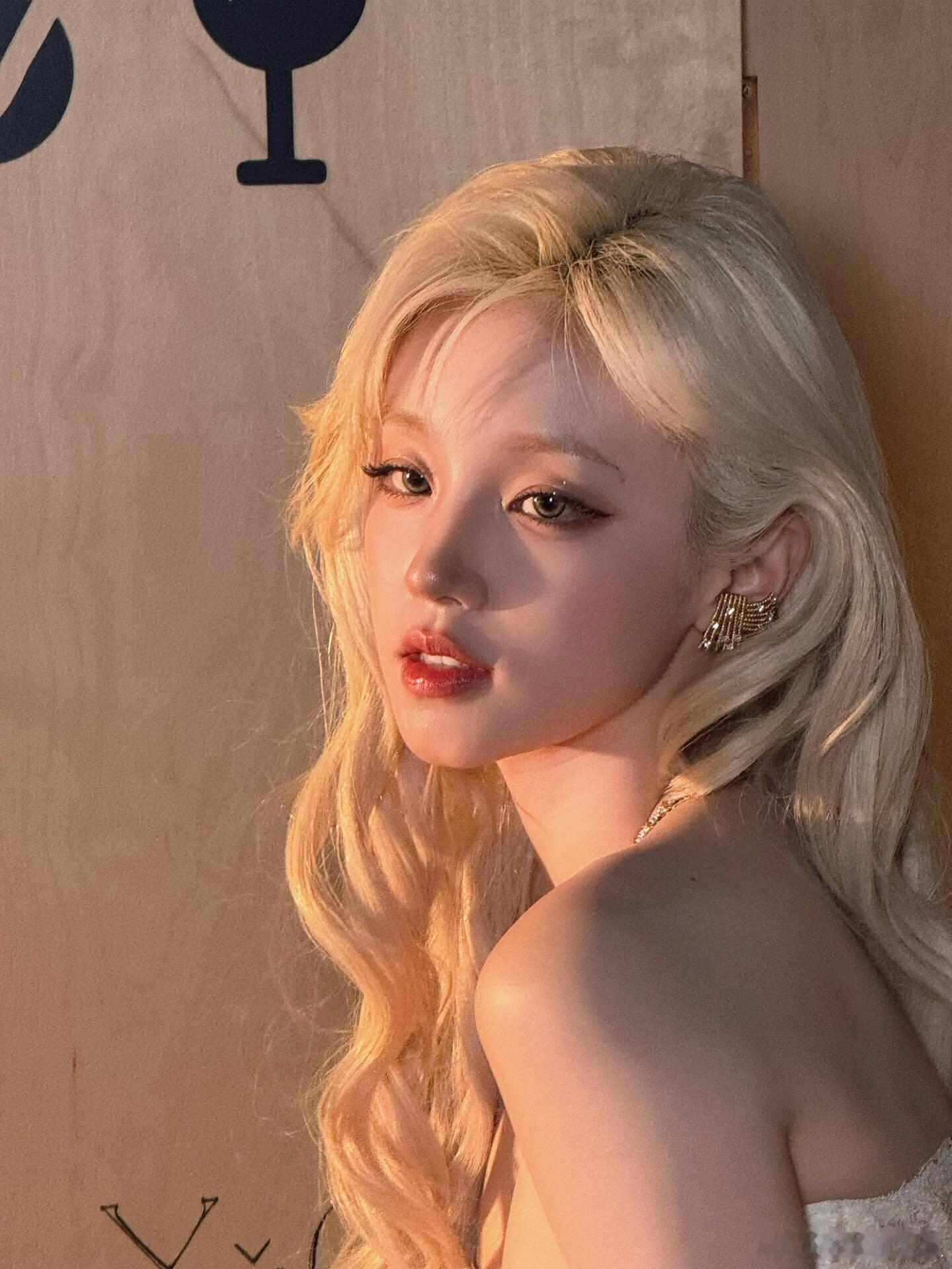 宋雨琦更新芭莎之夜的图，看一次惊艳一次​​​