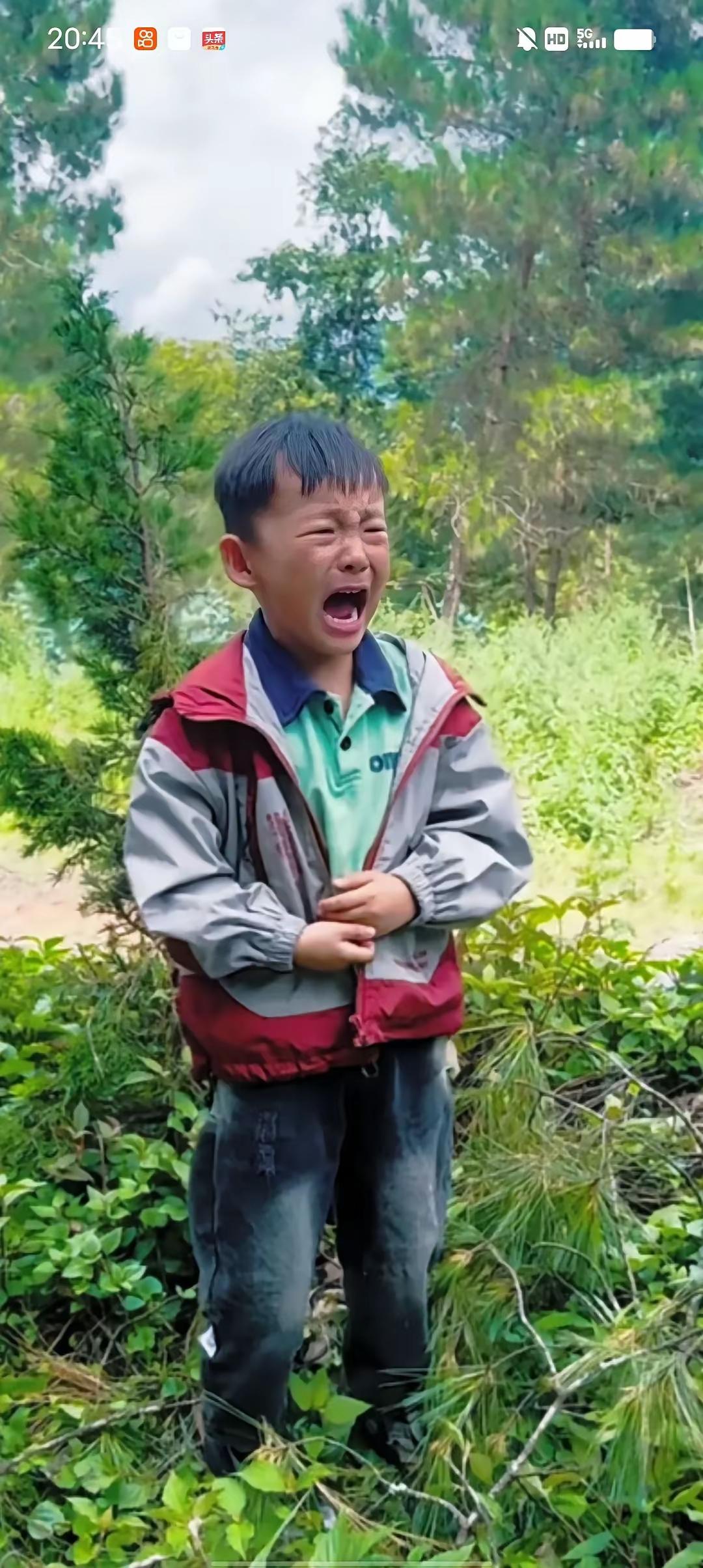 泪奔，妈妈患绝症离世不久，儿子天天偷着去妈妈的坟墓前看妈妈，然后哭喊着叫妈妈，爸