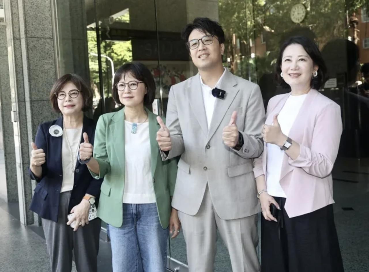 特朗普一句话，戳破岛内“台独”泡泡，沈伯洋“硬凹”出洋相了美国总统特朗普最近