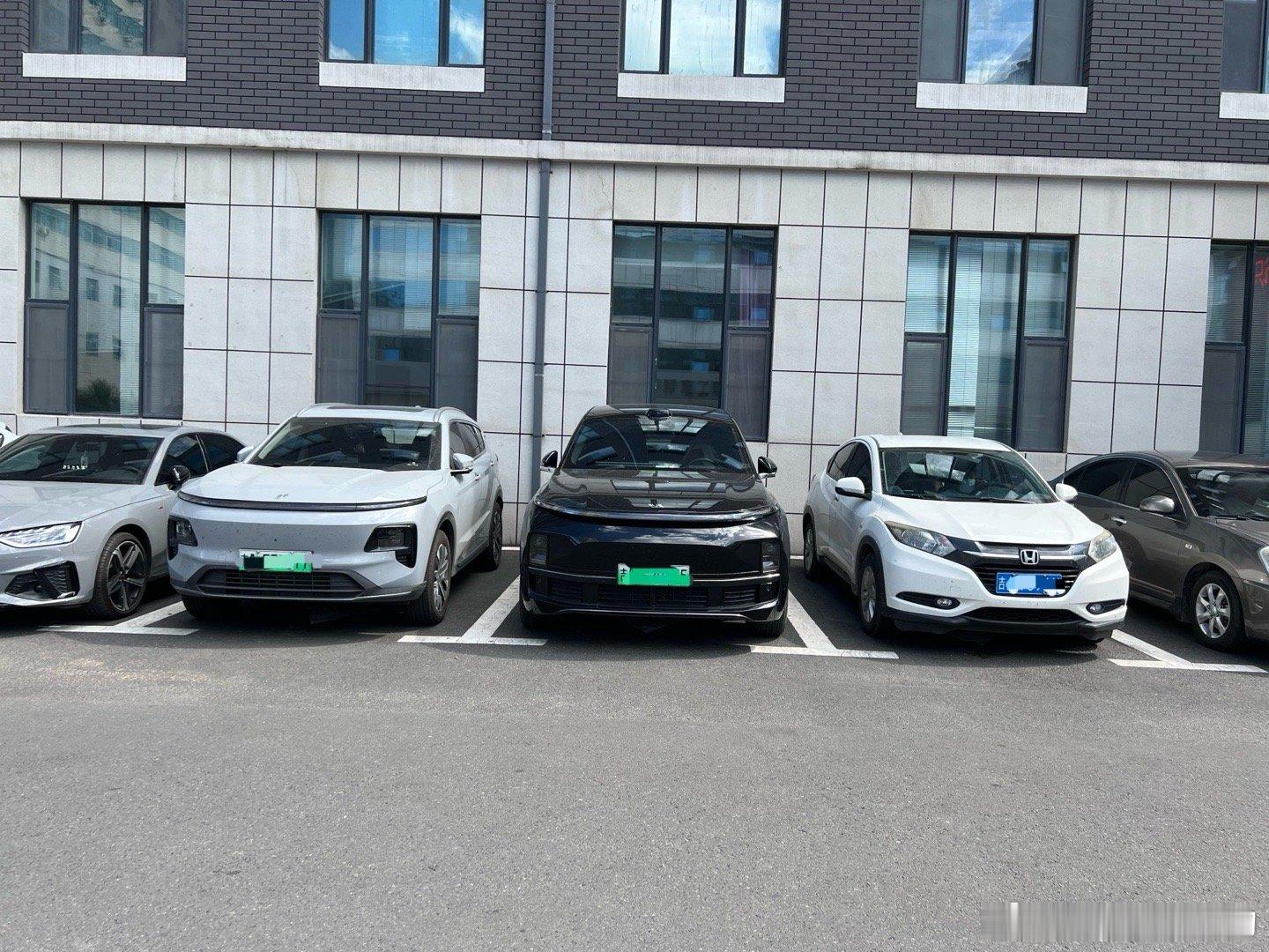 汽车街拍捷途山海l7与理想l8​​​
