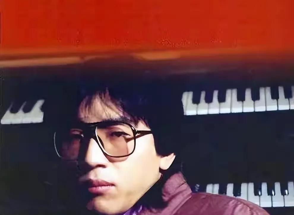 看了这个千百惠的精彩一生，不禁唏嘘不已，当年也是没见过什么世面，一个酸杏般唱法的