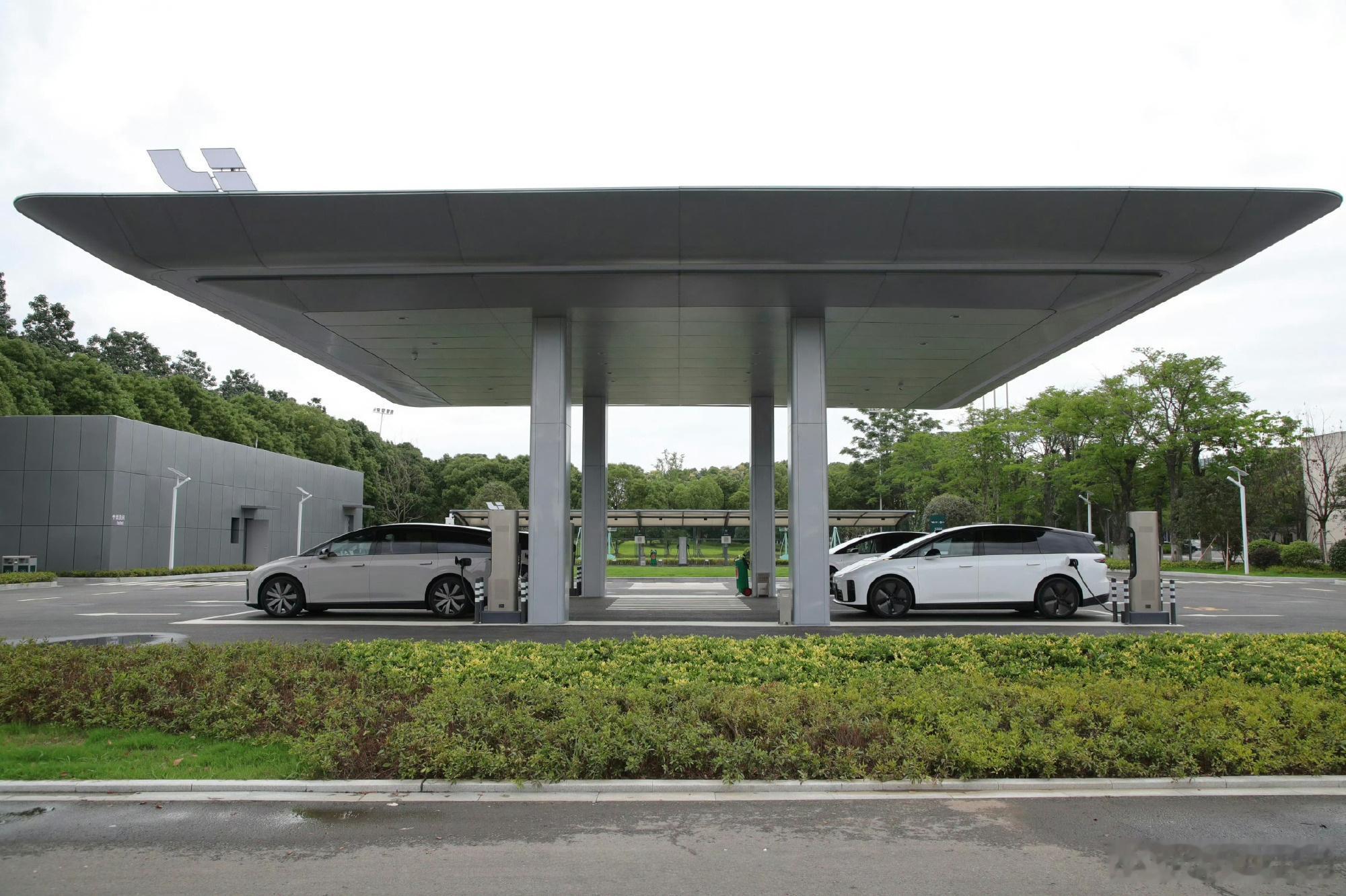 理想为什么要建了新的充电站形式——穿梭站？4个独立的5C满功率充电桩，只是个表象