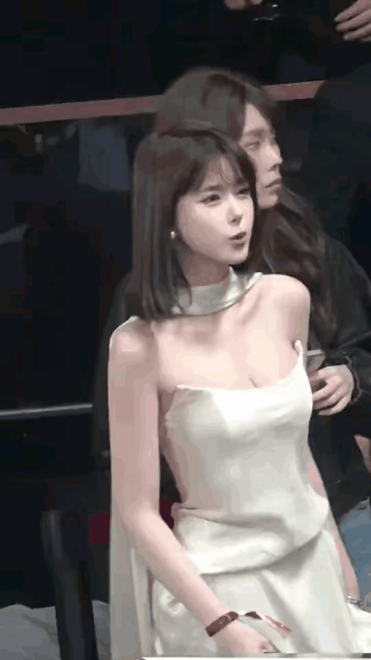 如果不是人造美女，那确实漂亮，真是要什么有什么，请问她是何许人？