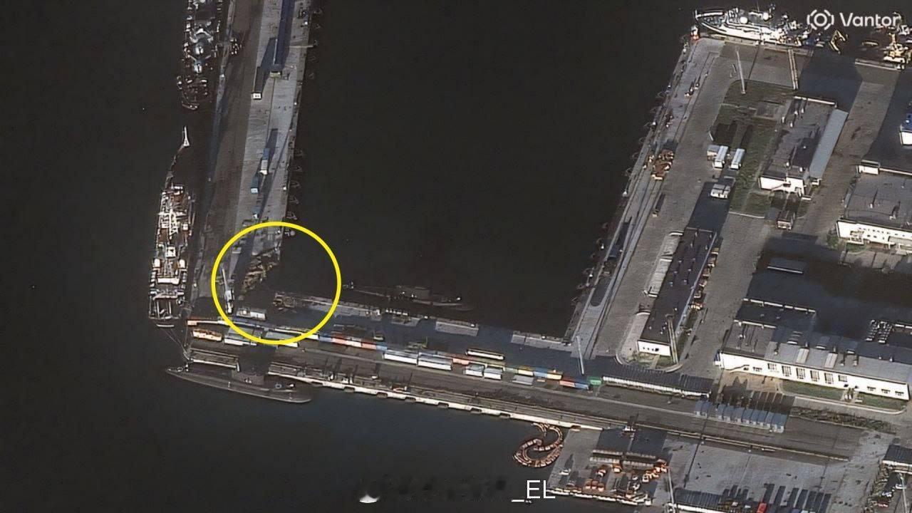 俄罗斯新罗西斯克海军基地的高质量卫星图像显示，前两天乌克兰的“海底宝贝”自爆潜航