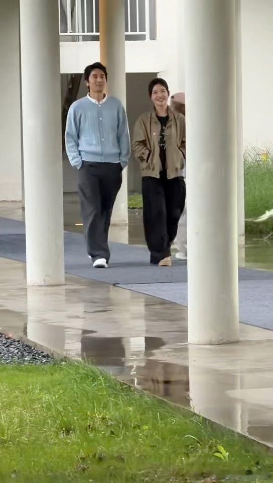 偶遇杨子姗赵又廷有说有笑杨子姗赵又廷时隔13年再同框梦回致青春！杭州偶遇两人同