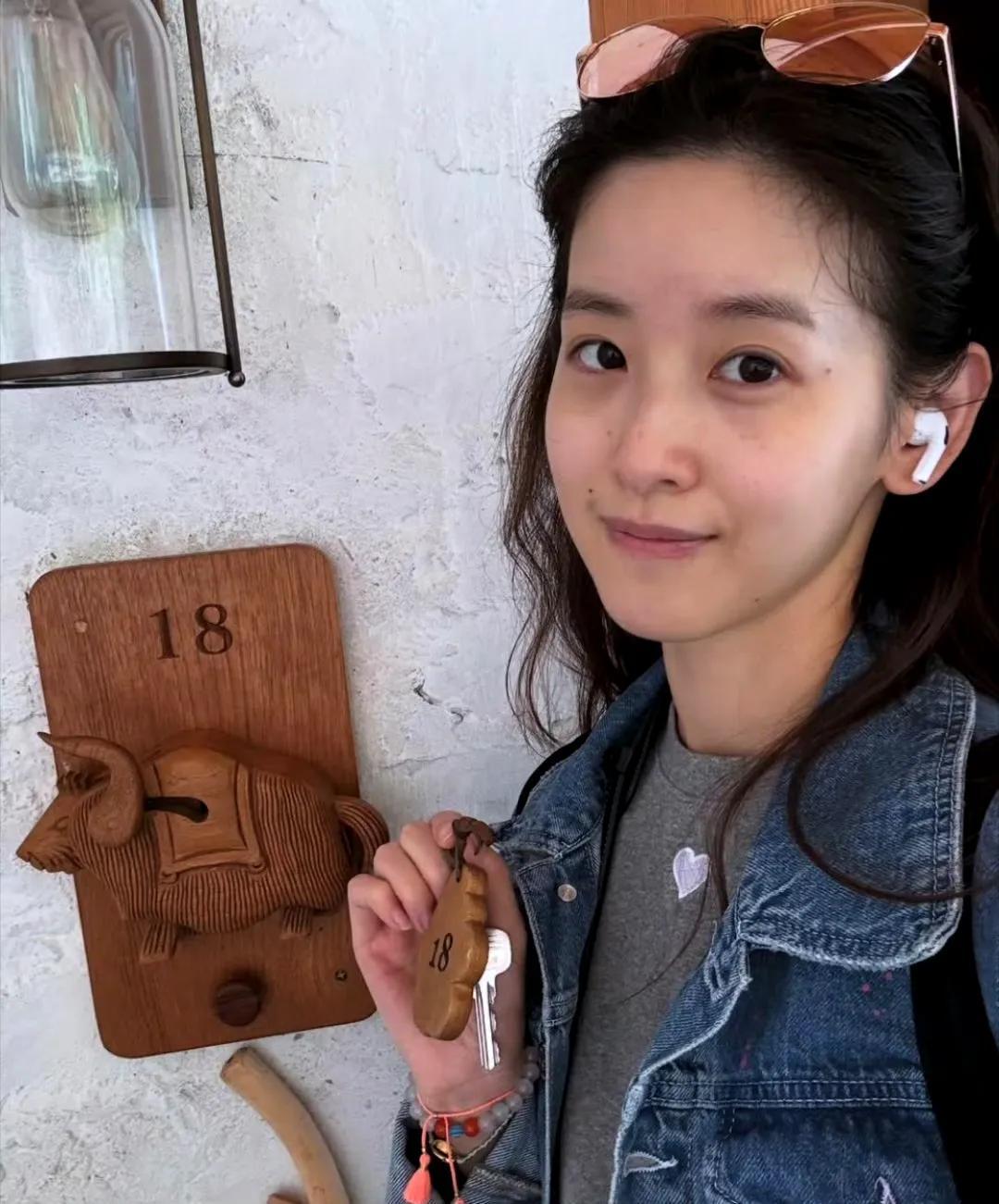 章泽天更新ins，又晒了一些在不丹的旅行照。除了大方分享全素颜，章泽天还体验了不