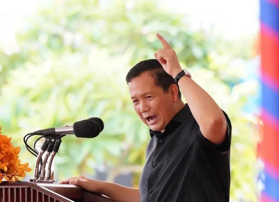 洪森大搞顺位继承制，一定要他大儿子接任首相，真实情况是洪玛奈的执政能力很拉跨，从