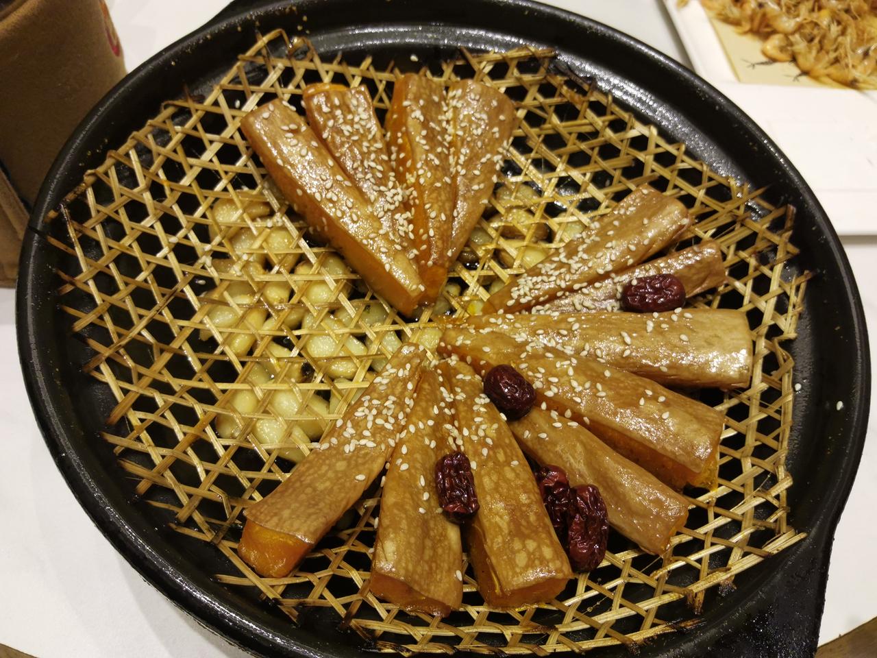 这个饭店做的焗南瓜，真好吃。我几乎吃完了一大份。焗南瓜