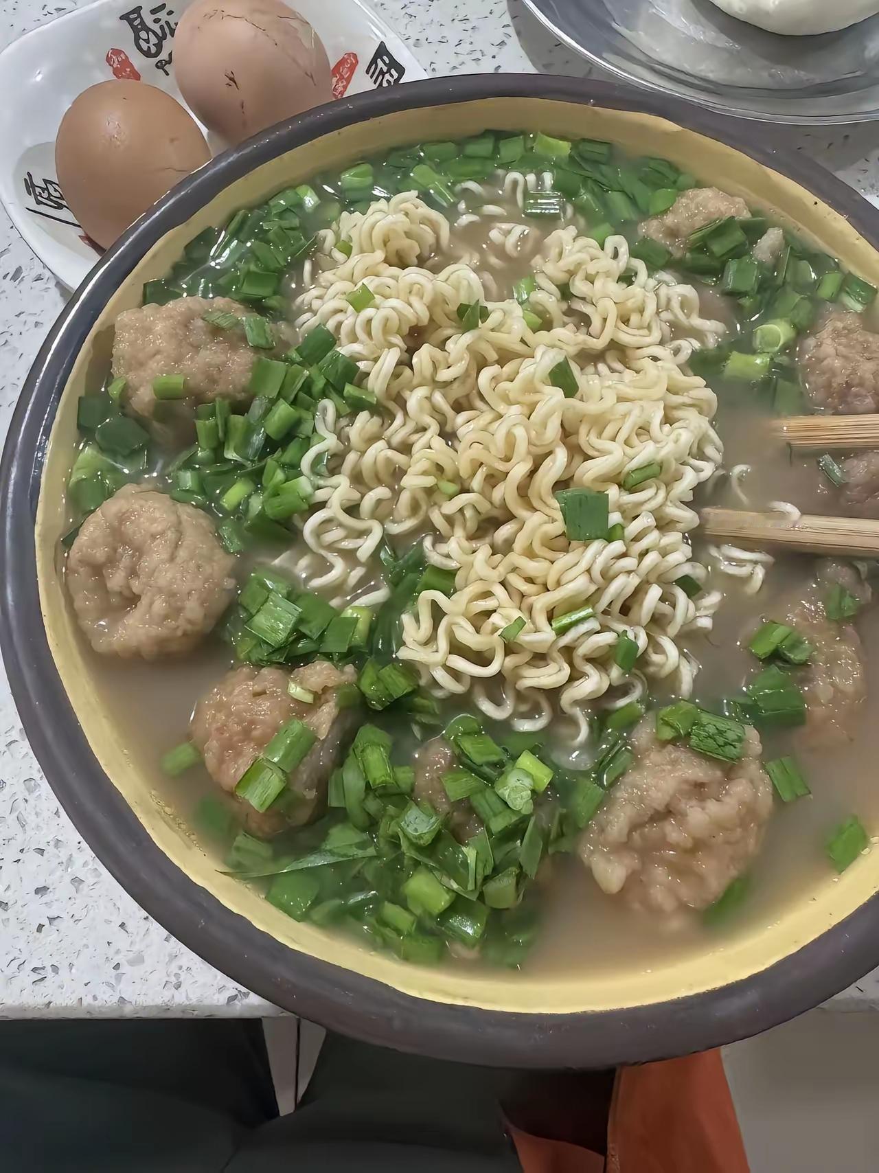 这就是吃肉丸子方便面的代价吗[笑着哭]