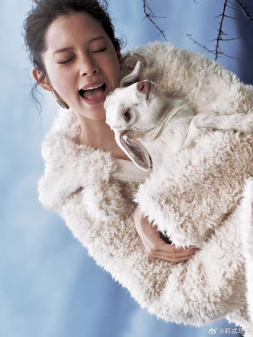 VOGUE出发图欧阳娜娜的红毯表现令人刮目相看，她用出色的时尚演绎证明了每一次