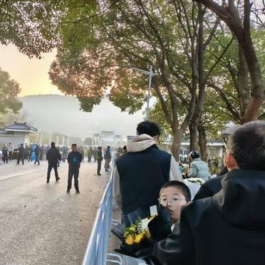 苏州殡仪馆门口，一块牌子写着“思念无言，谢绝直播”。牌子前面，是清晨六点半就赶