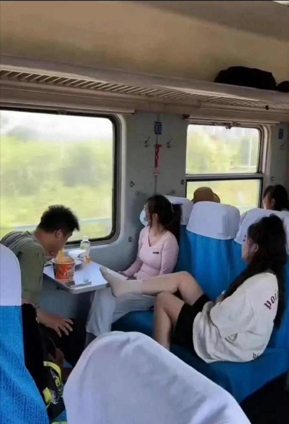 这男的居然还能吃得下这泡面…我也是服了​​​