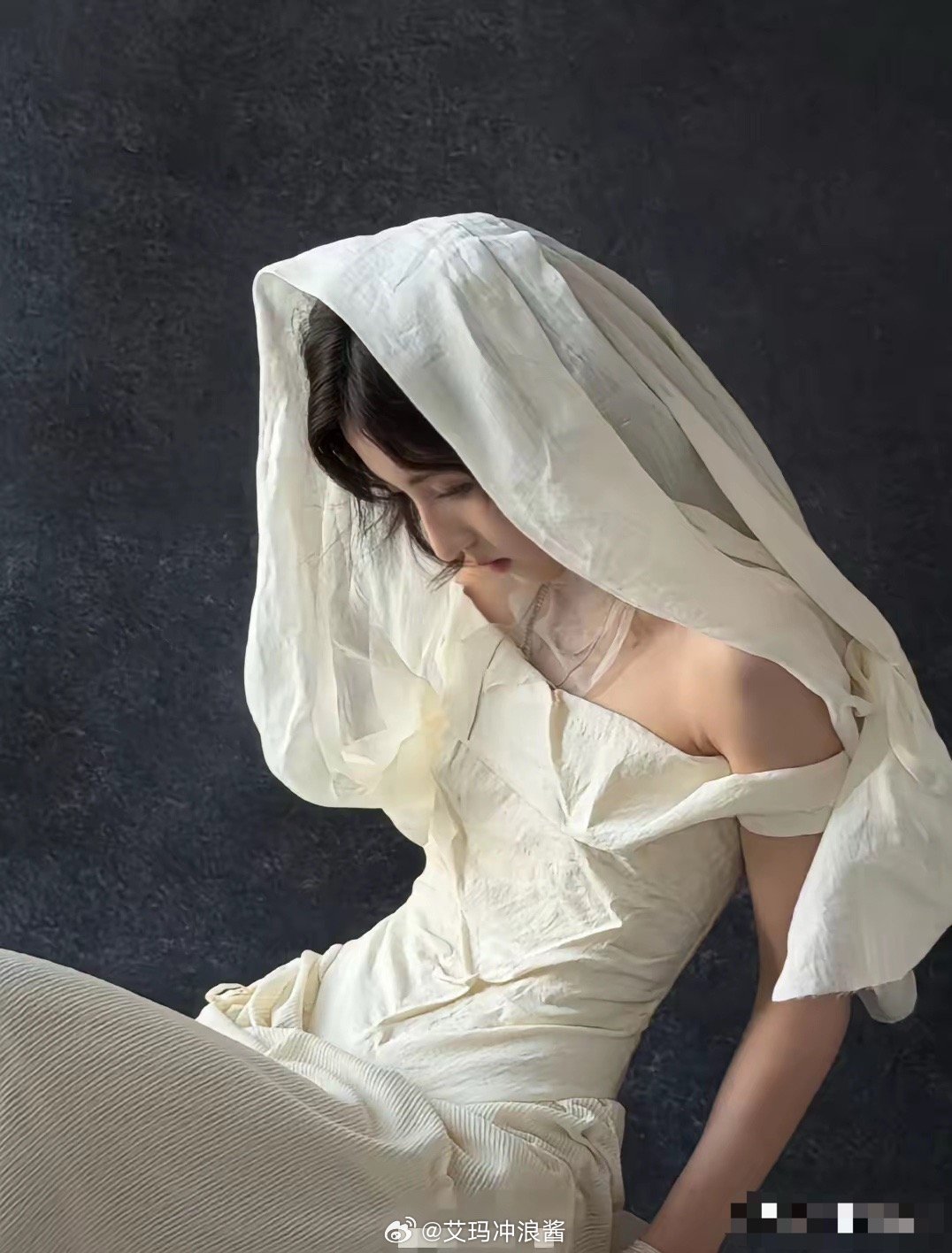 张子枫红毯让人眼前一亮，她身上的小孩感没了，气质上越来越偏向成熟的淑女风。