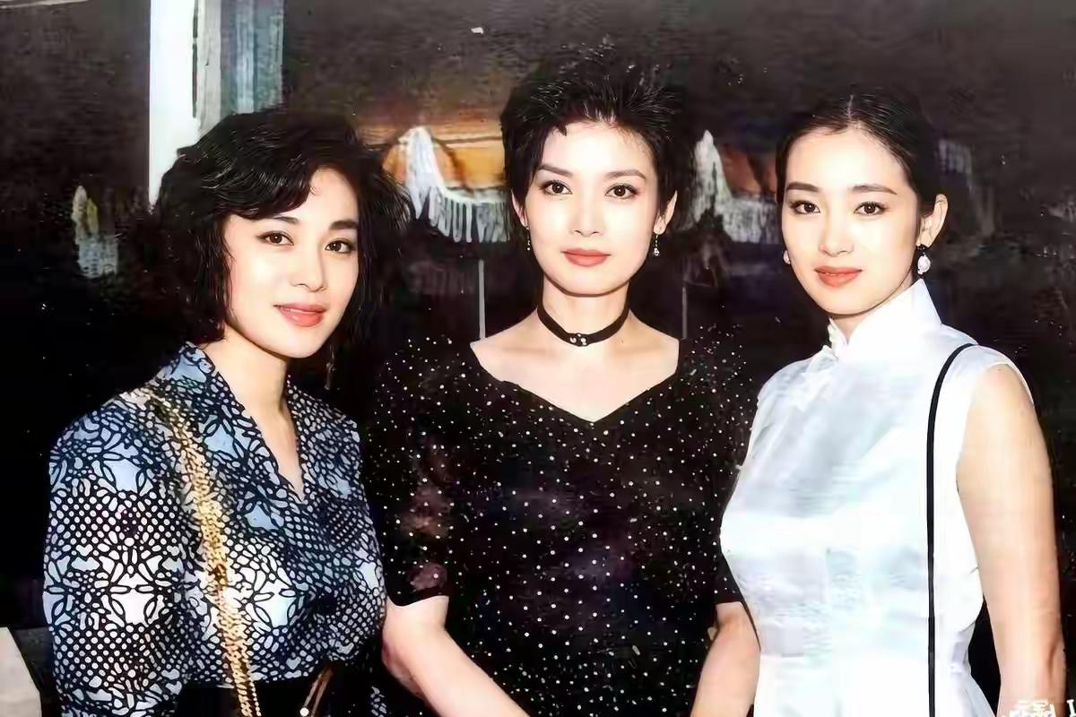 潘虹年轻时的气质很绝，跟巩俐同框能更胜一筹，张艾嘉也不遑多让，真真神仙打架