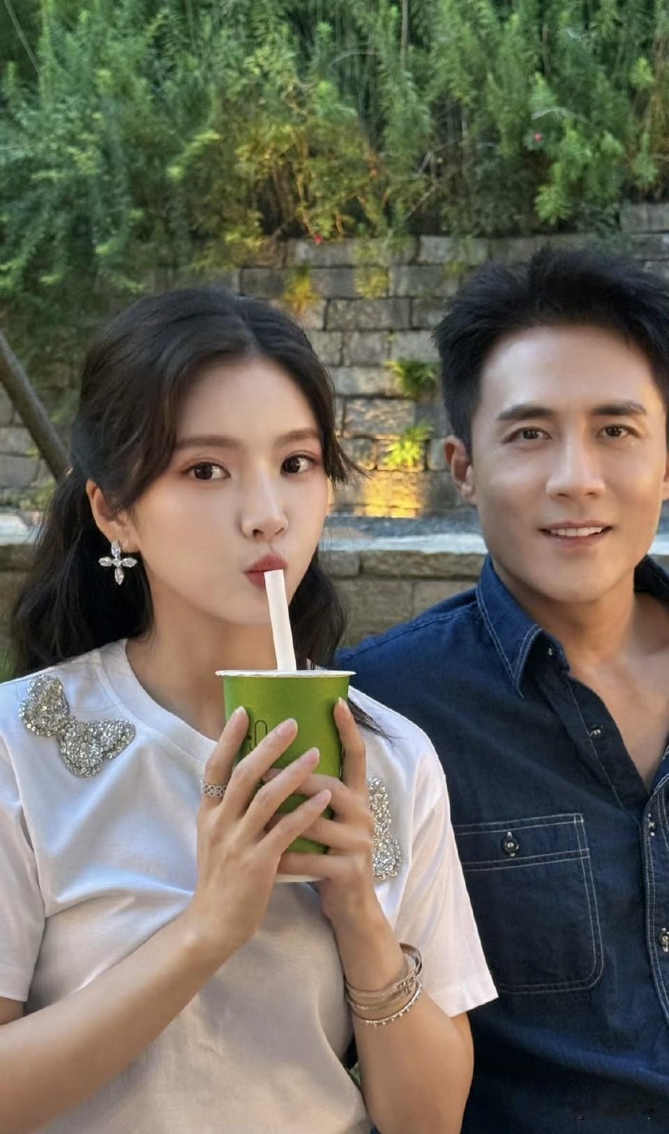 王灿和杜淳真会秀恩爱，秋日第一杯奶茶都是夫妻俩人共享的，多买一杯都舍不得。
