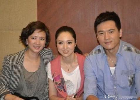 何晴董璇的合影，那时的董璇真年轻，何晴略显沧桑。她们都是美人儿，但初婚都失败了。