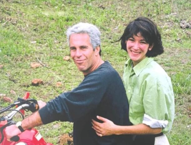 与爱泼斯坦坐在一起的这个女子，出身于名门望族，本身就是一个大富豪的千金，然而就是